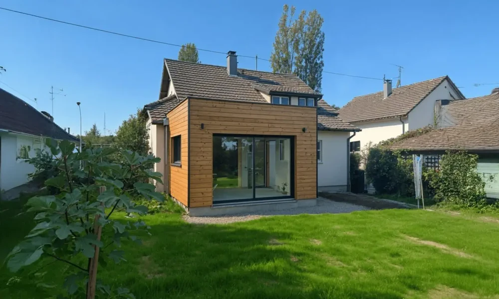 Extérieur résidentiel avec extension moderne en bois