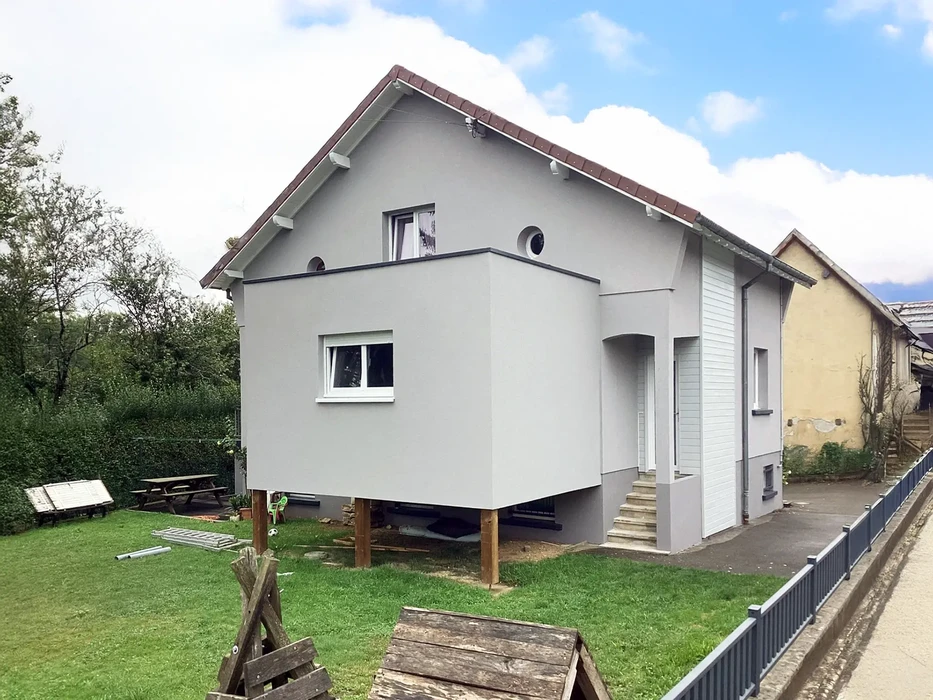 Chantier de construction résidentielle avec extension moderne en cours