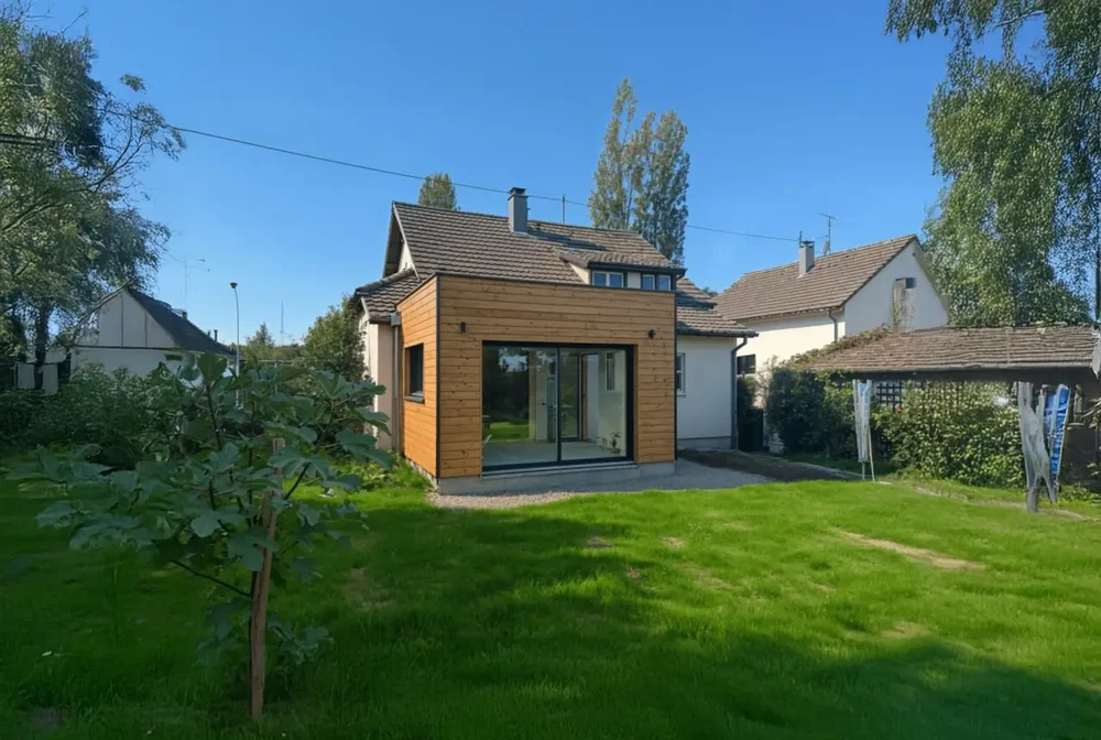 Scène extérieure résidentielle avec extension moderne en bois attenante à maison traditionnelle