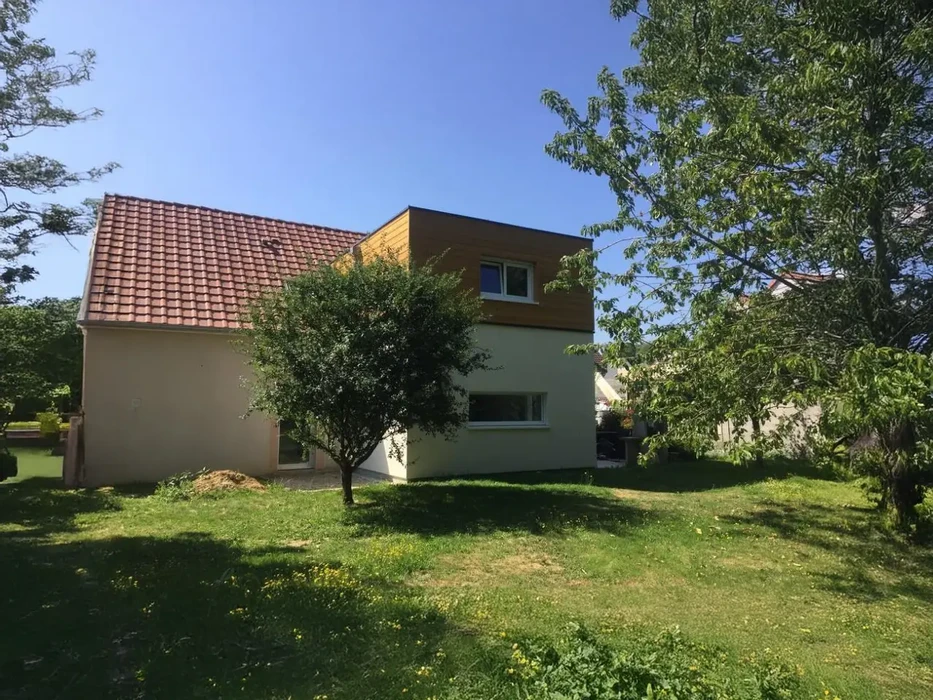 Maison individuelle contemporaine avec extension en bois sur toiture traditionnelle en tuiles terre cuite