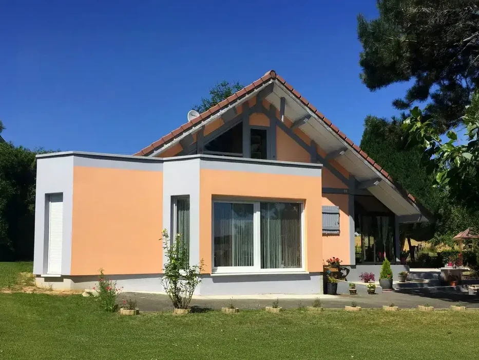 Maison individuelle moderne avec extension récente en cours de finition