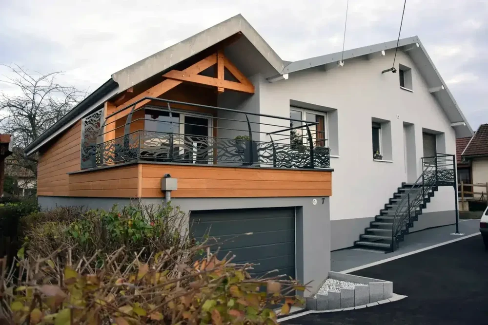 Jardin résidentiel avec terrasse surélevée en bois et salon de jardin