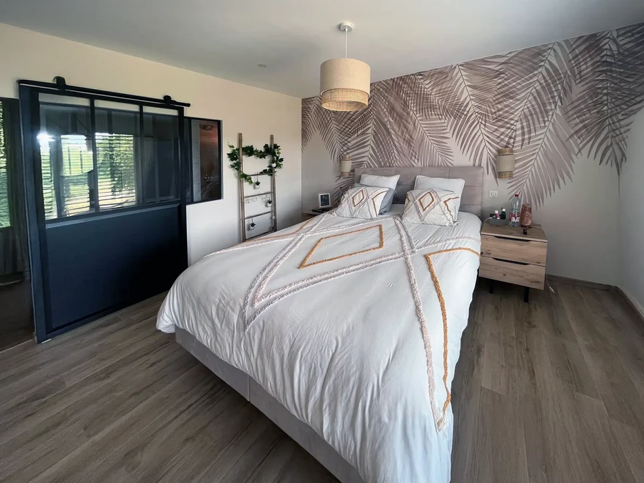 Façade moderne d'une maison contemporaine avec extension cubique en bardage bois vertical clair