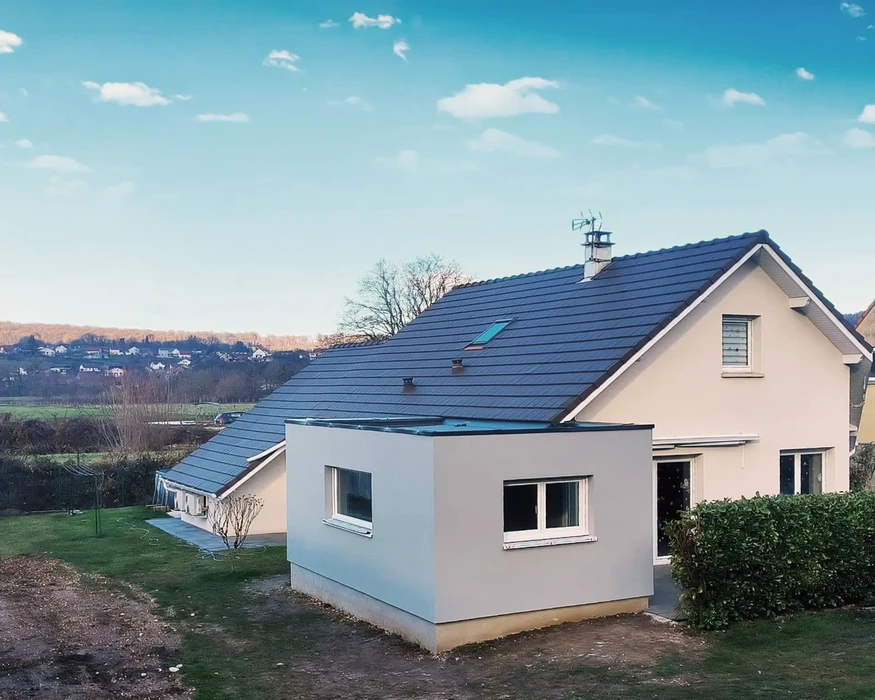 Maison contemporaine avec extension en bardage bois, piscine extérieure et terrasse dallée