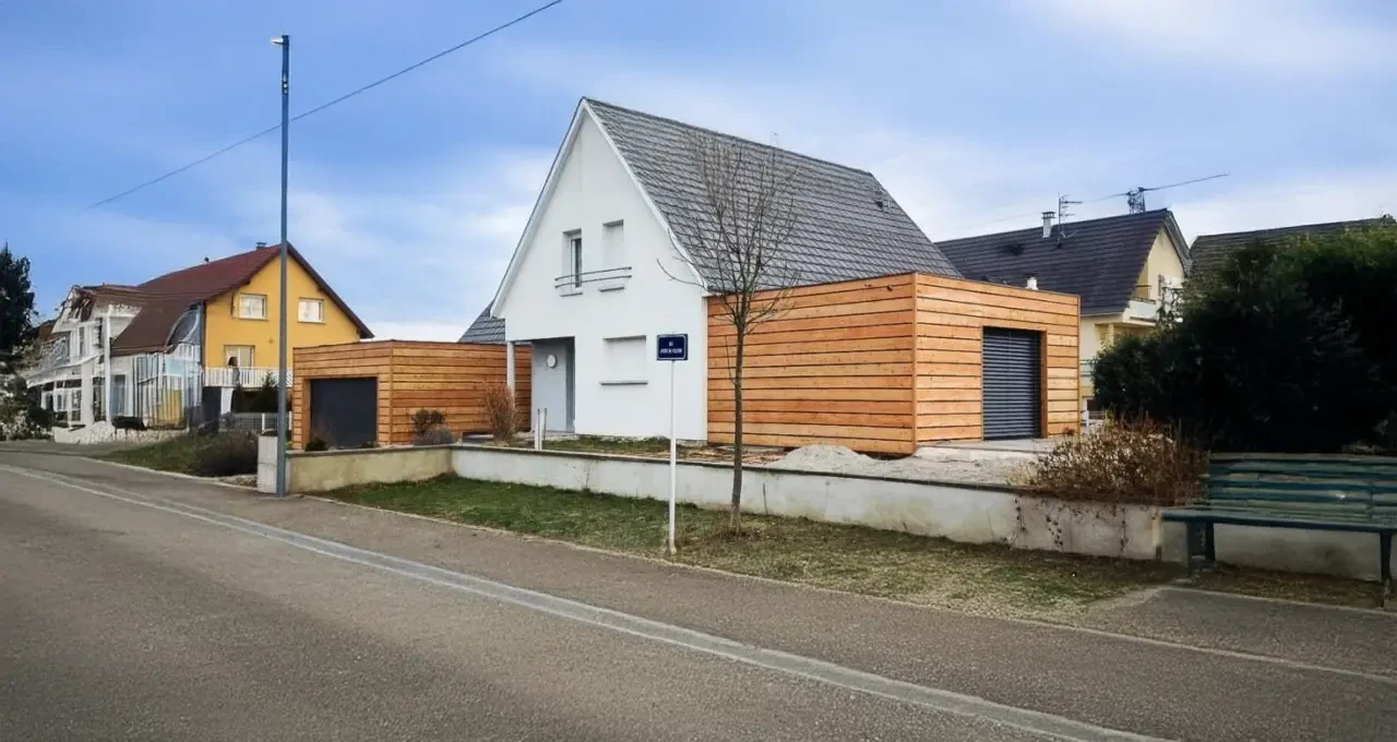 Intérieur moderne à aire ouverte combinant cuisine, salle à manger et salon
