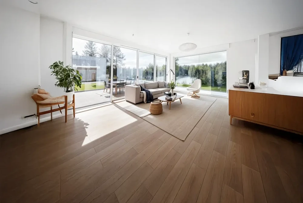 Maison contemporaine avec extension moderne en bardage bois, terrasse surélevée et jardin paysager